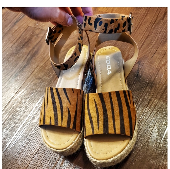 Soda Tiger/Cheetah Print Sandals 🐆 🐅 - Picture 4 of 5